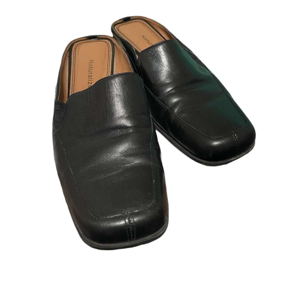 Naturalizer closed toe black loafers